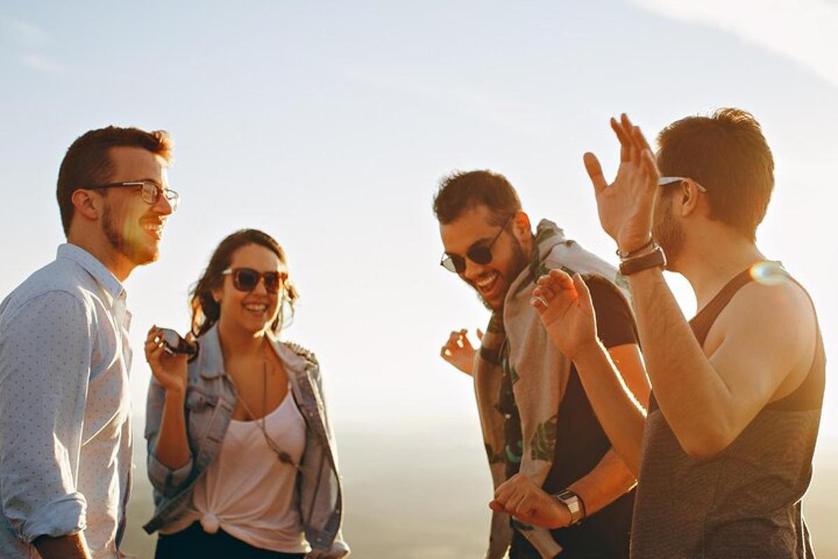 un gruppo di persone in piedi una accanto all'altra