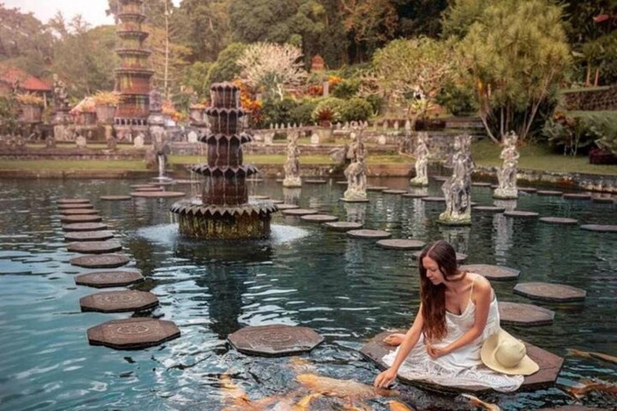 una donna seduta nell'acqua vicino a una fontana