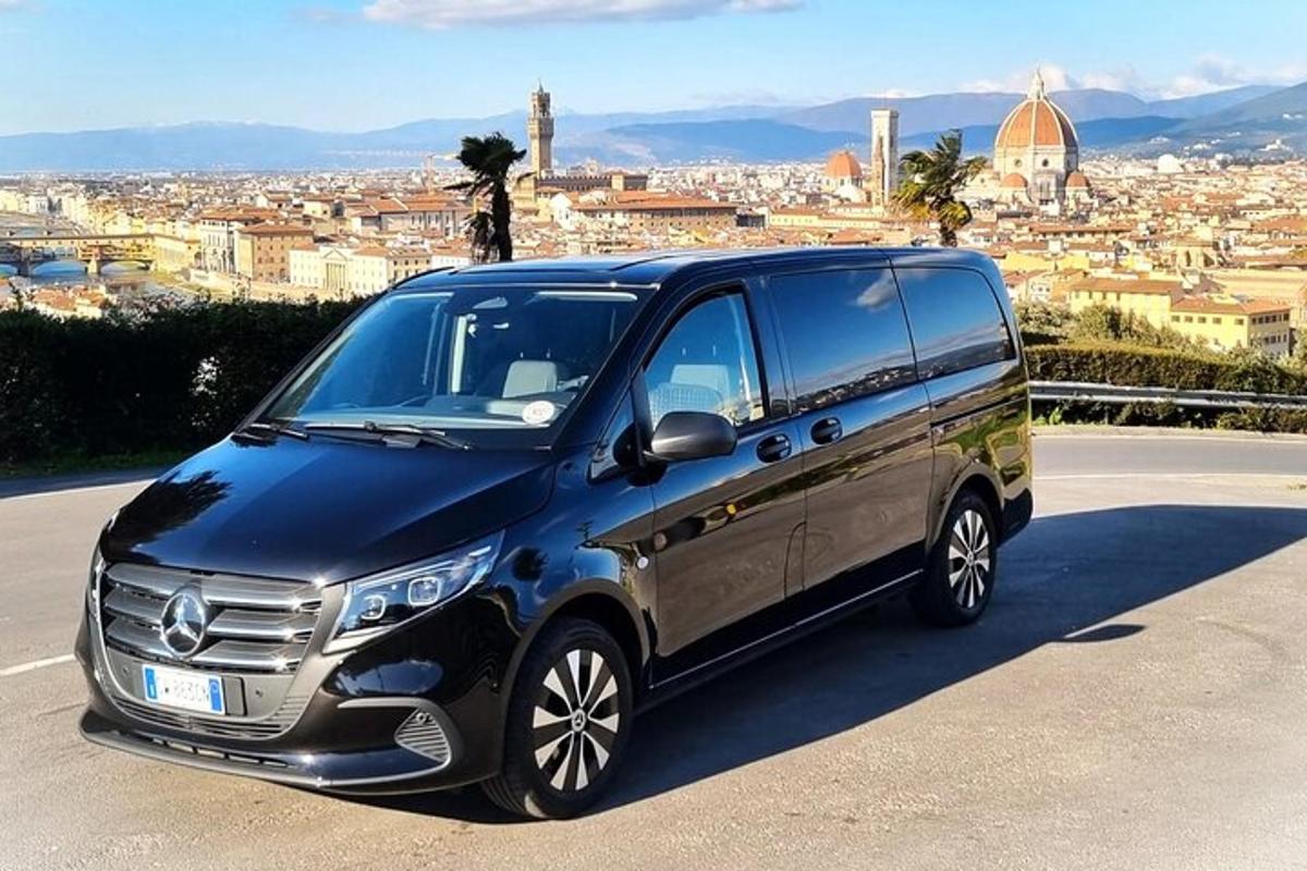 un furgone blu parcheggiato davanti a una città