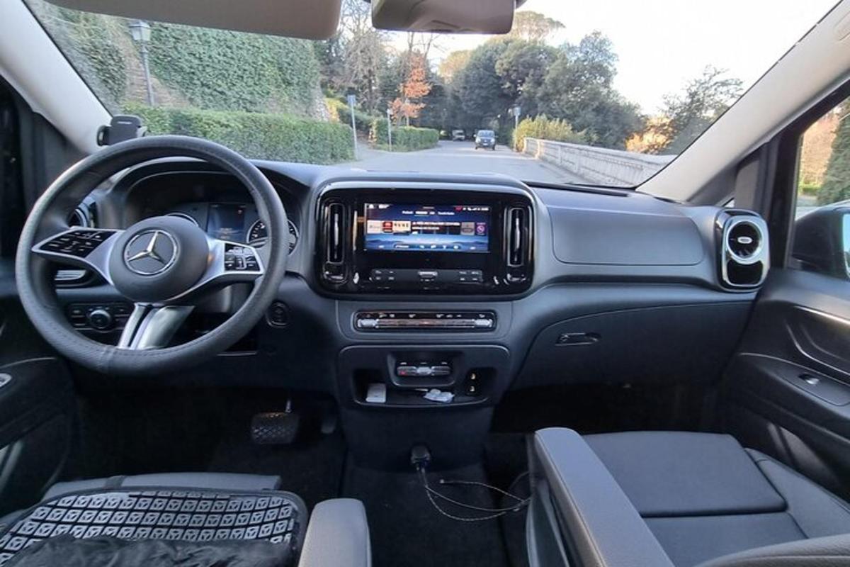 una vista del cruscotto di un'auto Mercedes Benz