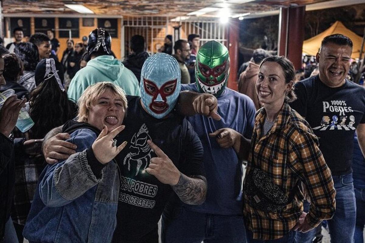 un grup de persones dempeus en una multitud
