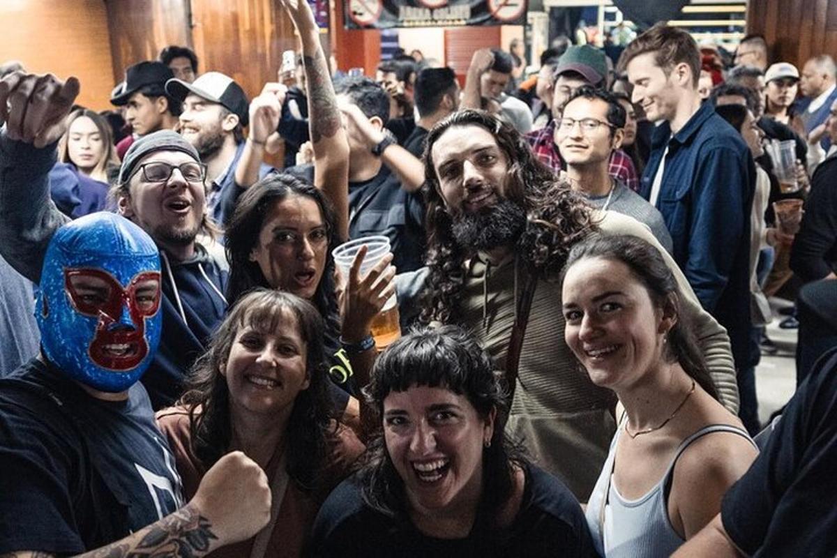 un grup de persones dempeus en una multitud