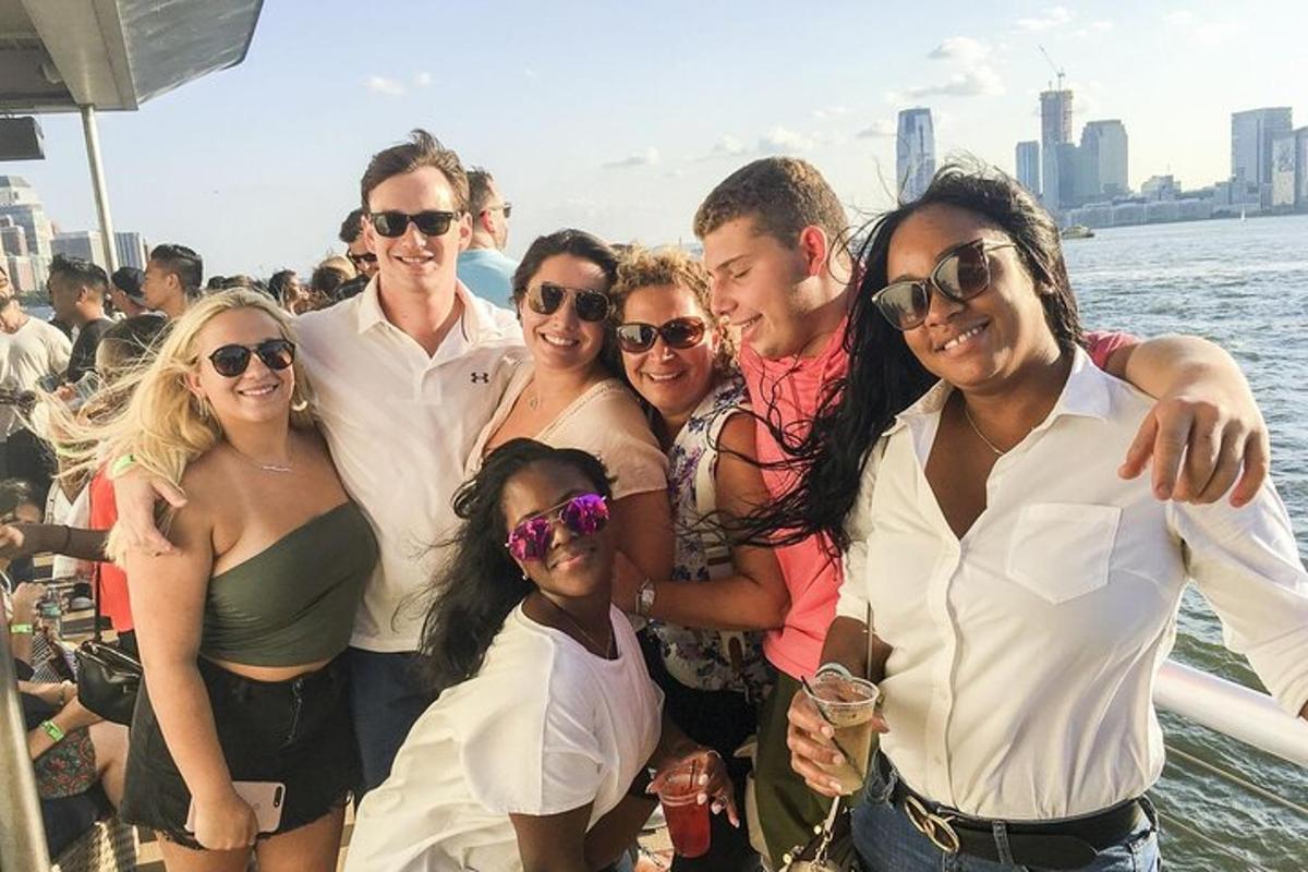 um grupo de pessoas posando para uma foto em um barco