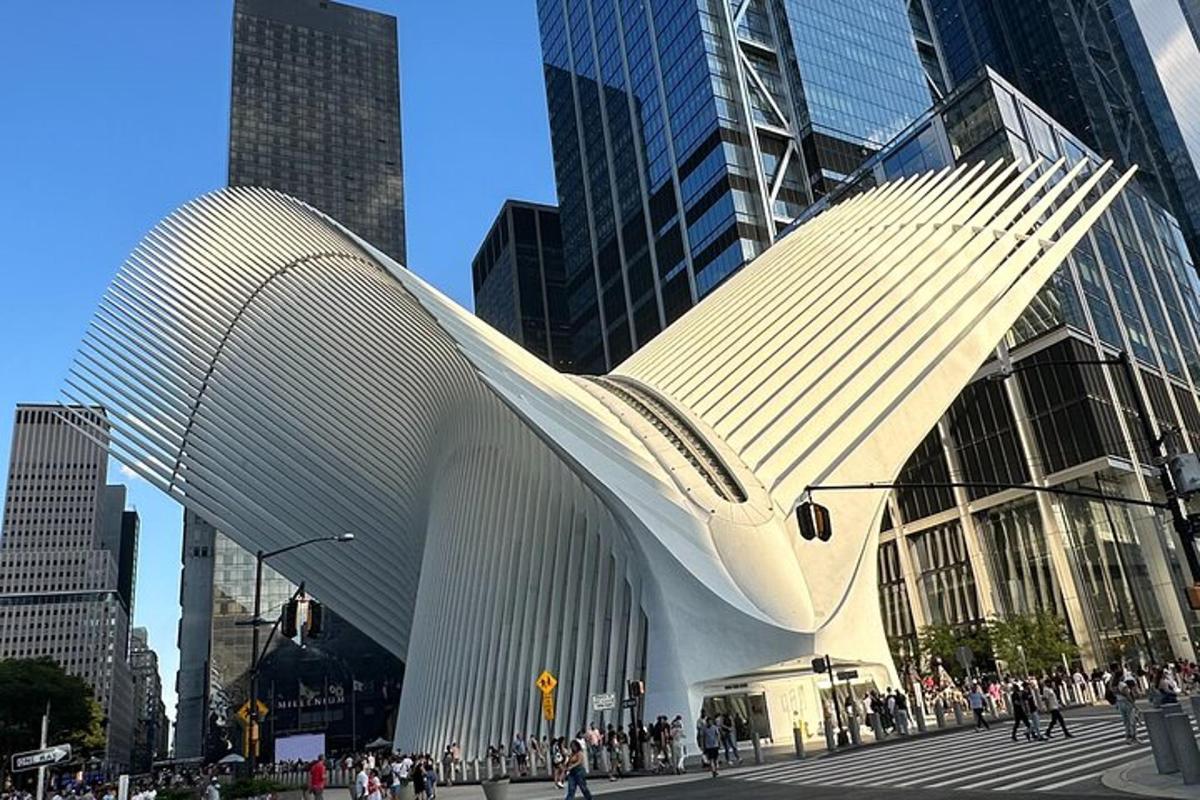 街中の建物とその周りを歩く人々