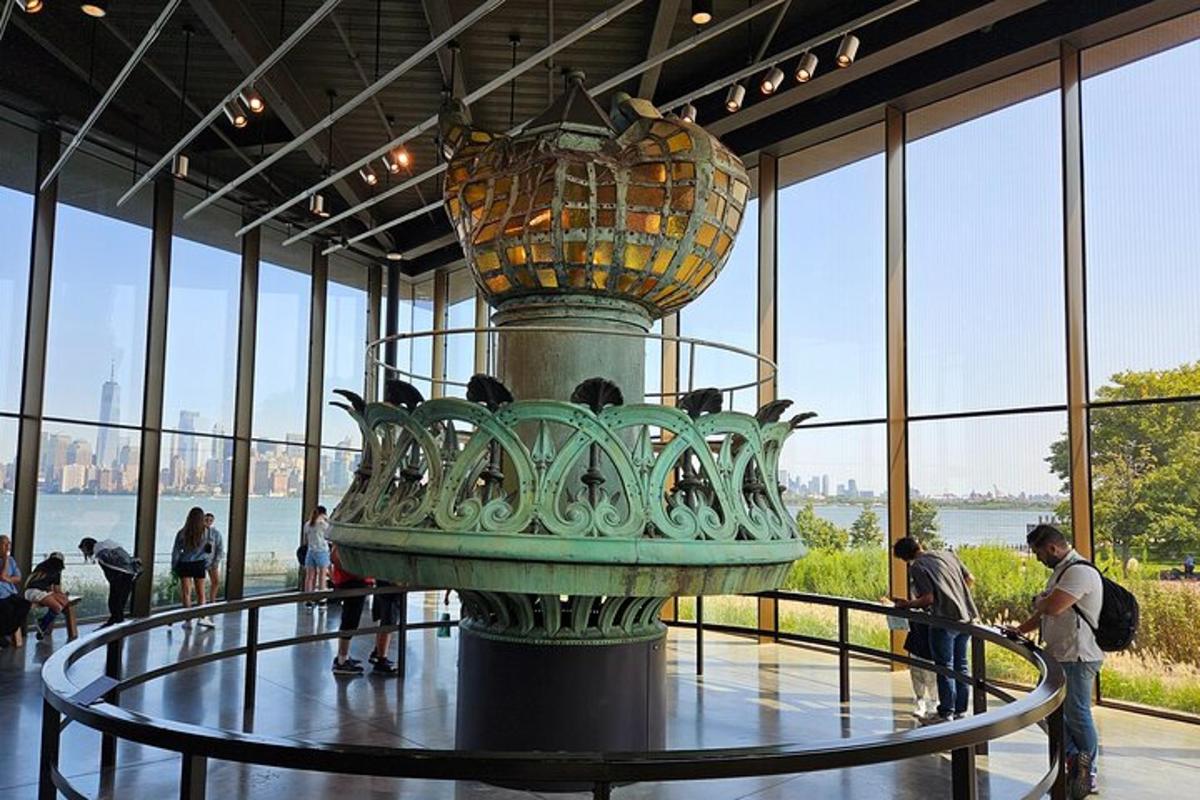 en stor glassskulptur i en bygning med mennesker i den