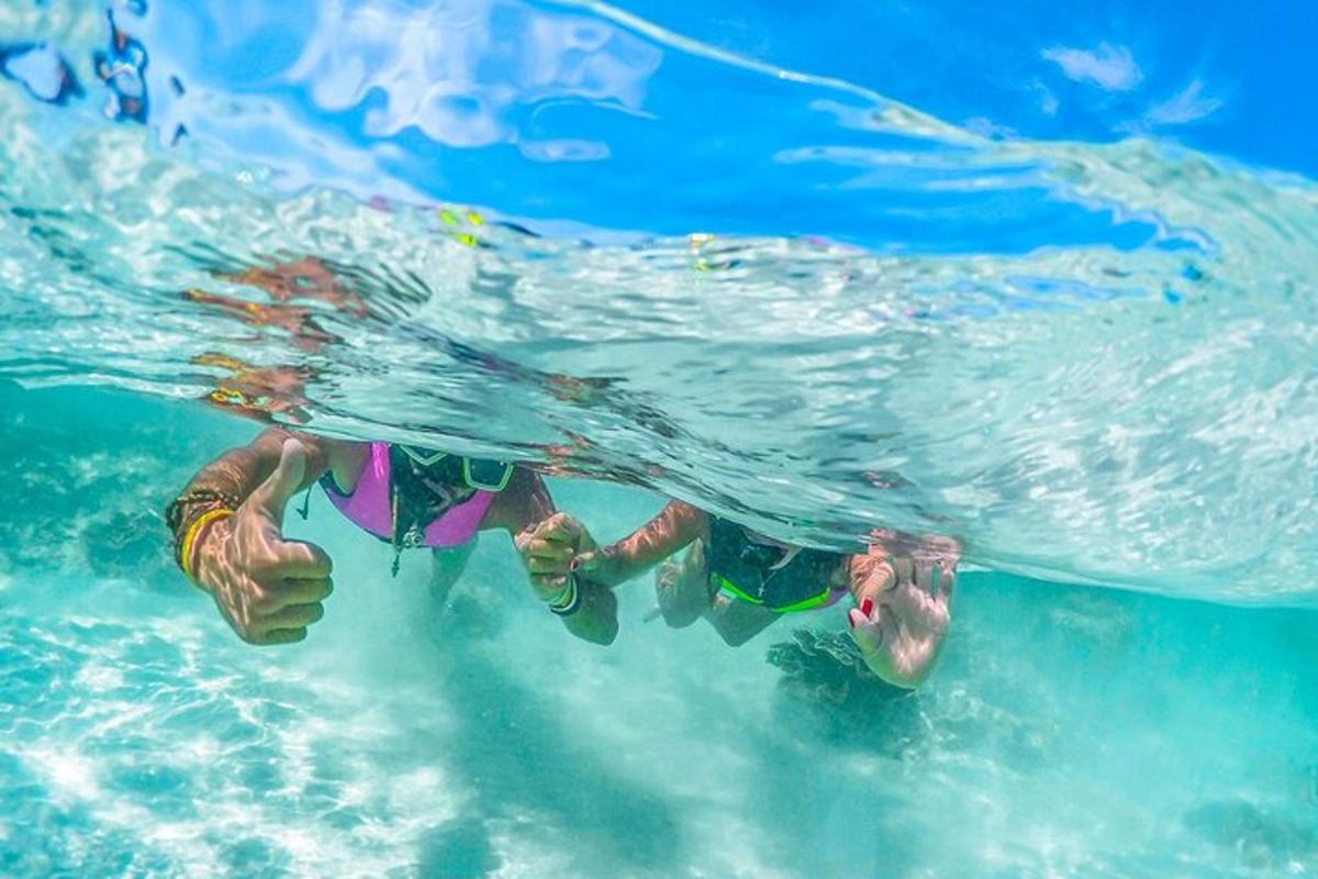 zwei Menschen schwimmen im Wasser im Ozean