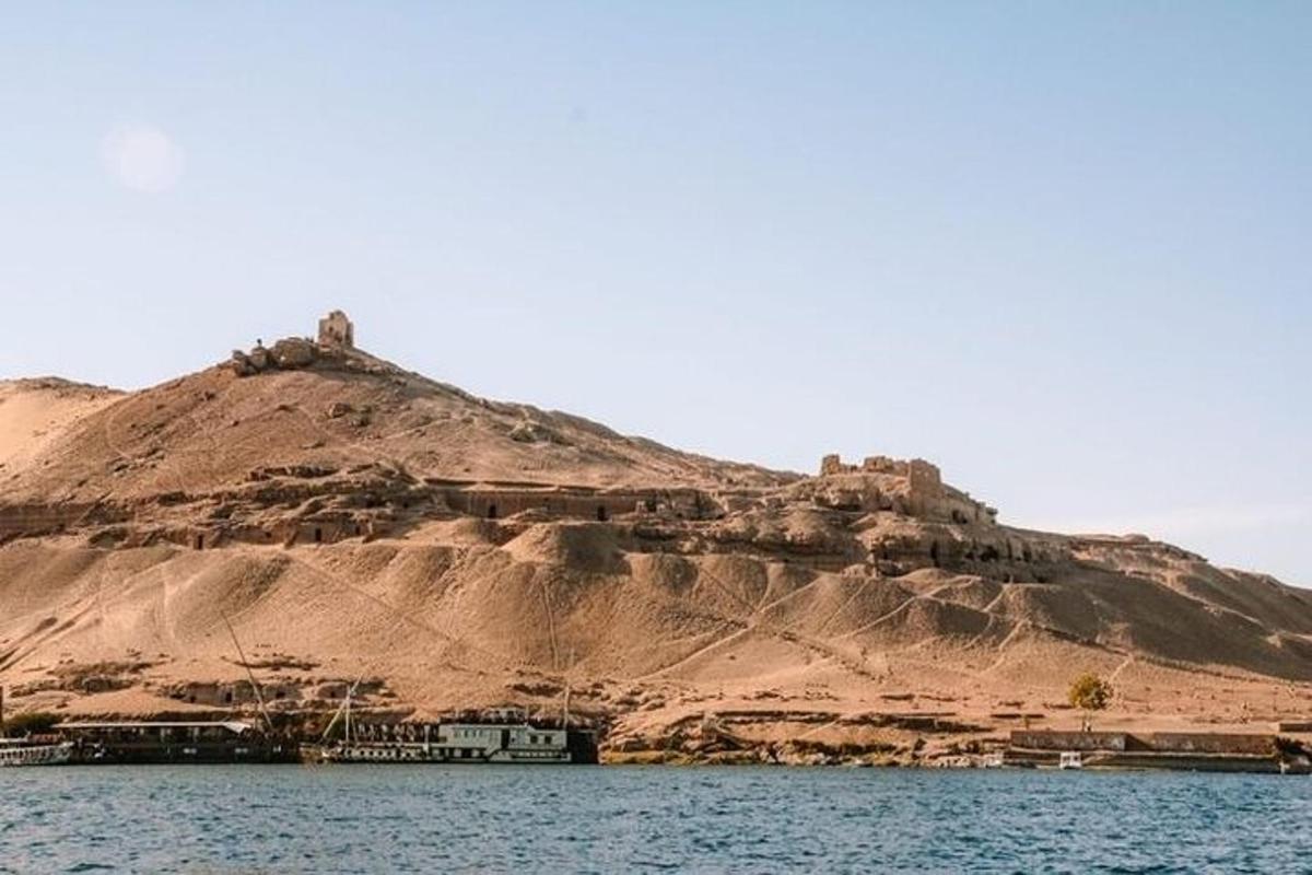 una collina in mezzo a uno specchio d'acqua