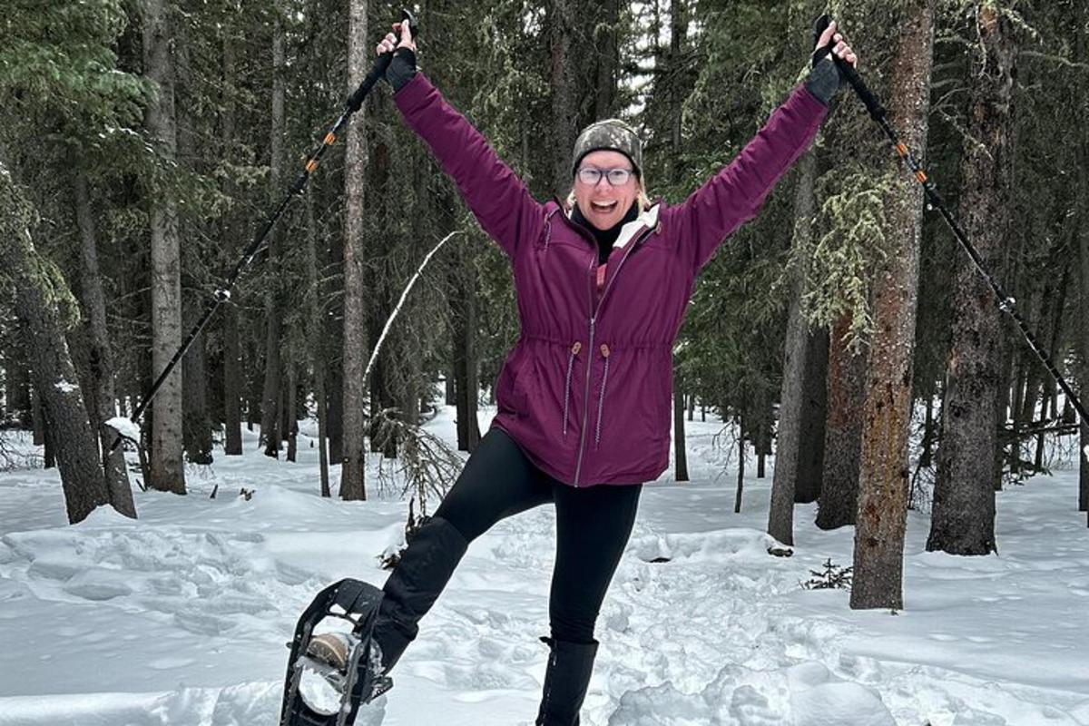 naine hoiab lumes käsi üleval