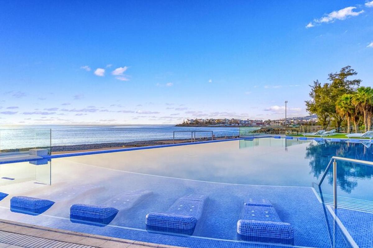 una piscina con vista sull'oceano