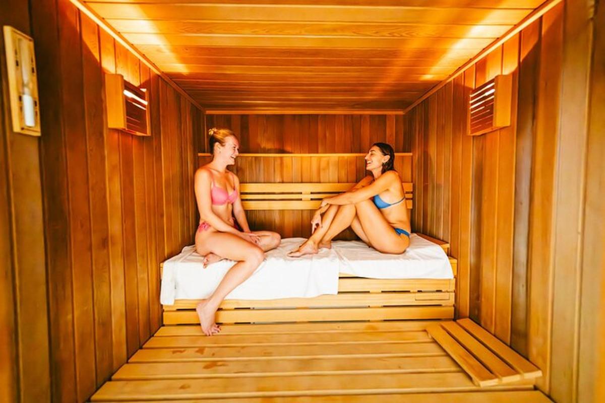 due donne sedute su un letto in una sauna