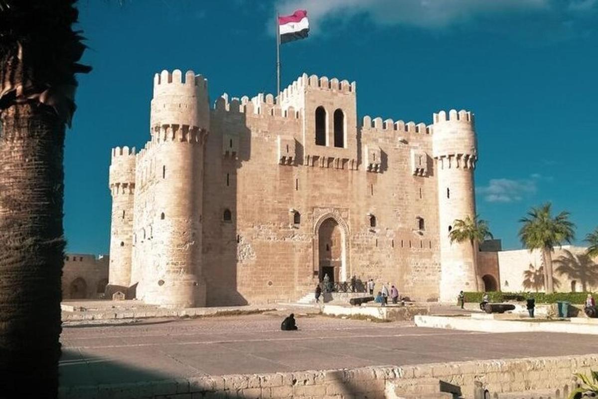 hrad s vlajkou na vrcholu