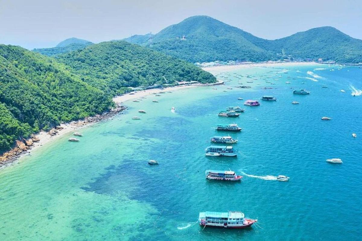 pemandangan udara pantai dengan bot di dalam air