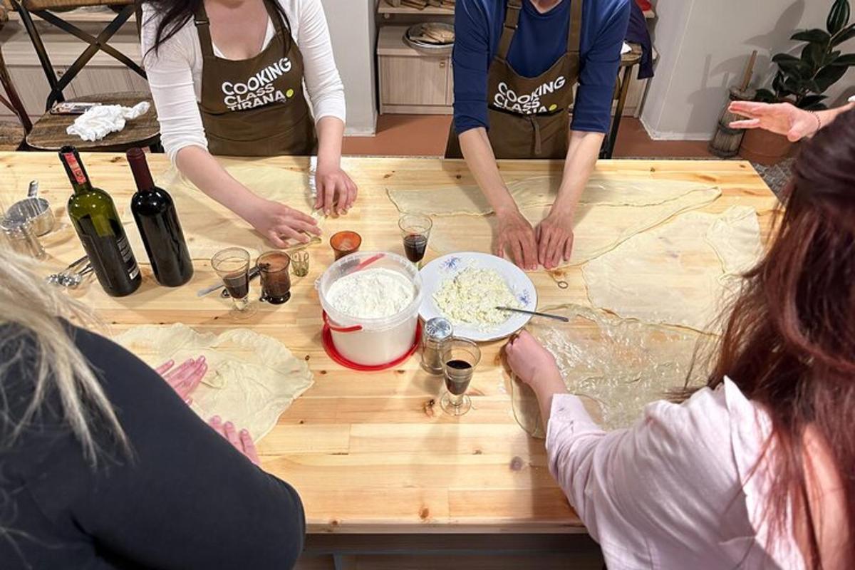 een groep mensen die rond een houten tafel staan