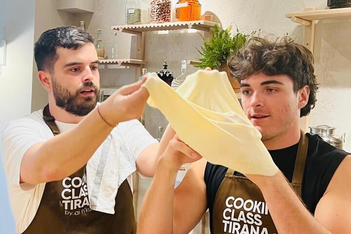 שני גברים מכינים אוכל במטבח
