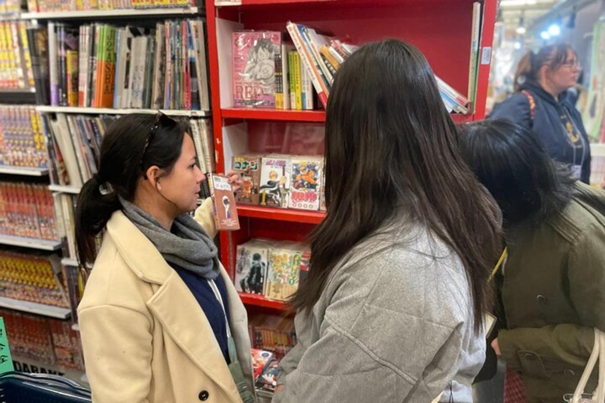 書店に立っている人々のグループ