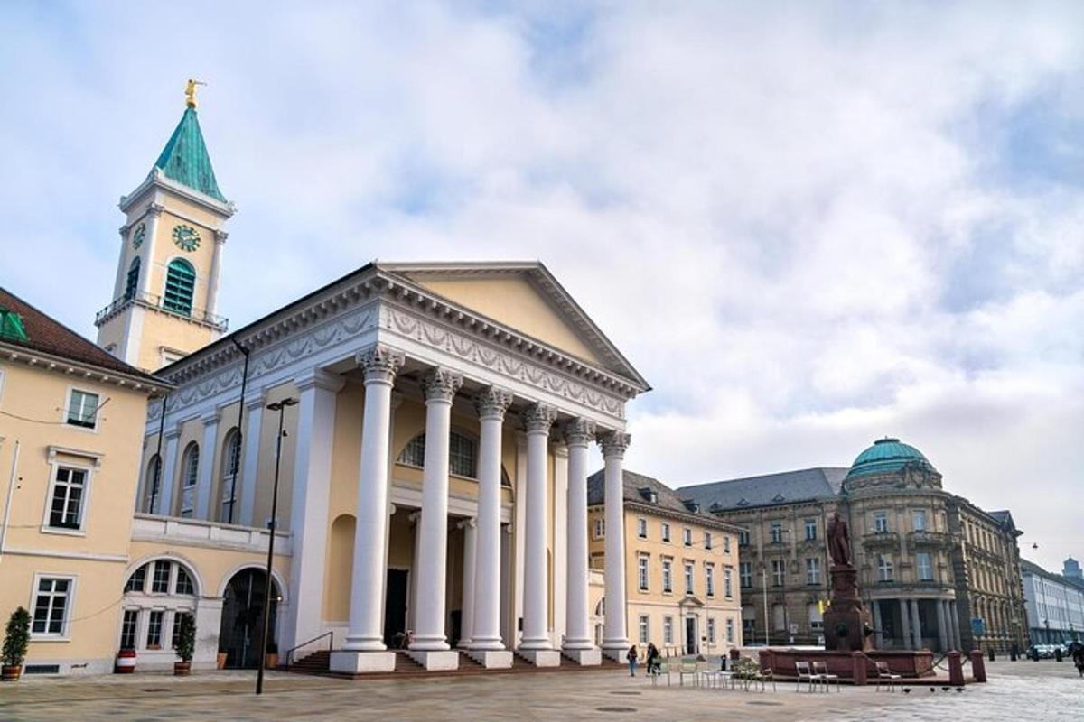 velká budova s hodinovou věží ve městě