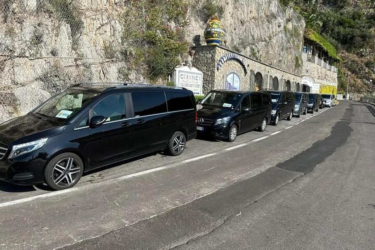ceļa malā novietota automašīnu rinda