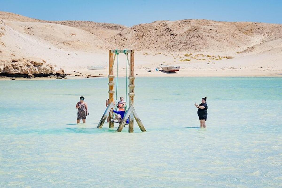 un gruppo di persone in piedi nell'acqua accanto a una torre nell'acqua