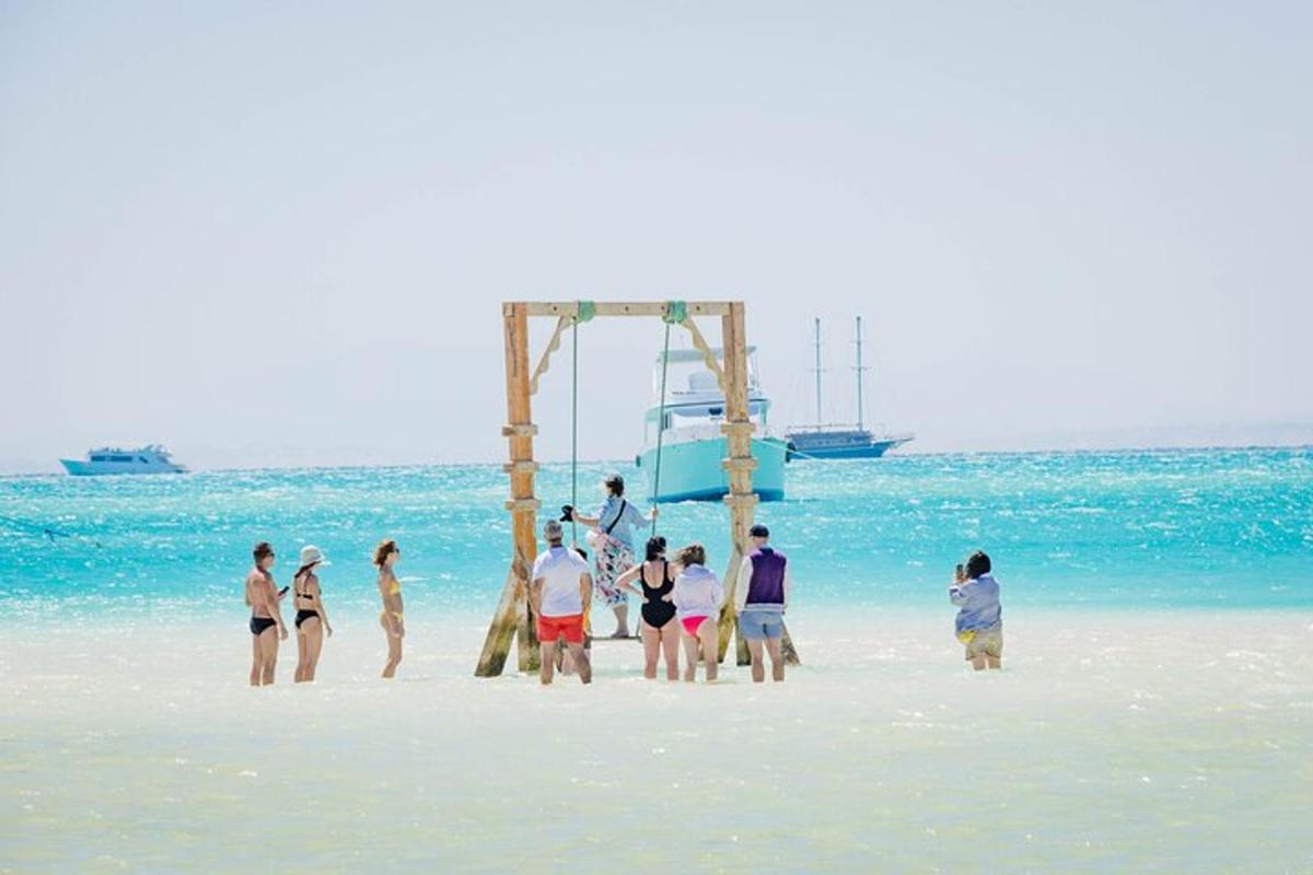 un gruppo di persone su una spiaggia con una barca