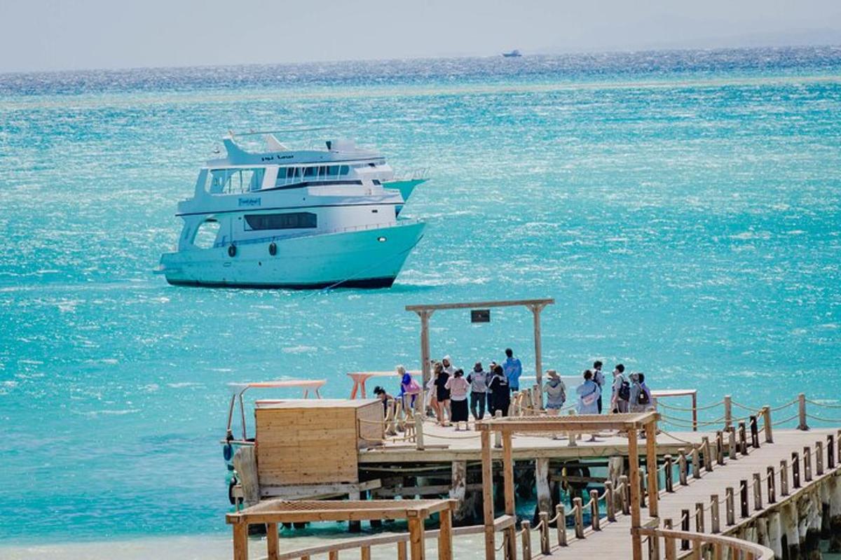 un gruppo di persone in piedi su un molo con una barca