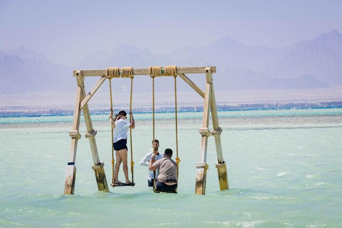 un gruppo di persone su un'altalena in acqua