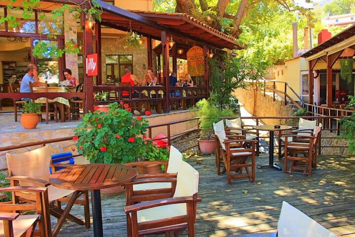 một nhà hàng có bàn ghế và mọi người đang ngồi ở bàn