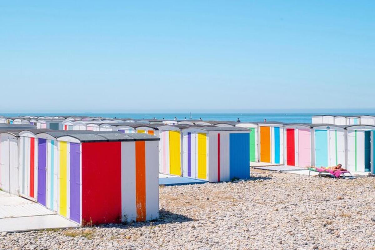 eine Reihe bunter Strandhütten an einem Strand