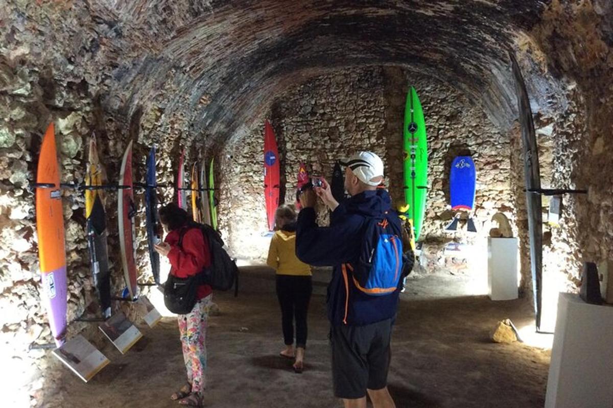 Un hombre tomando fotografías de personas en una cueva.
