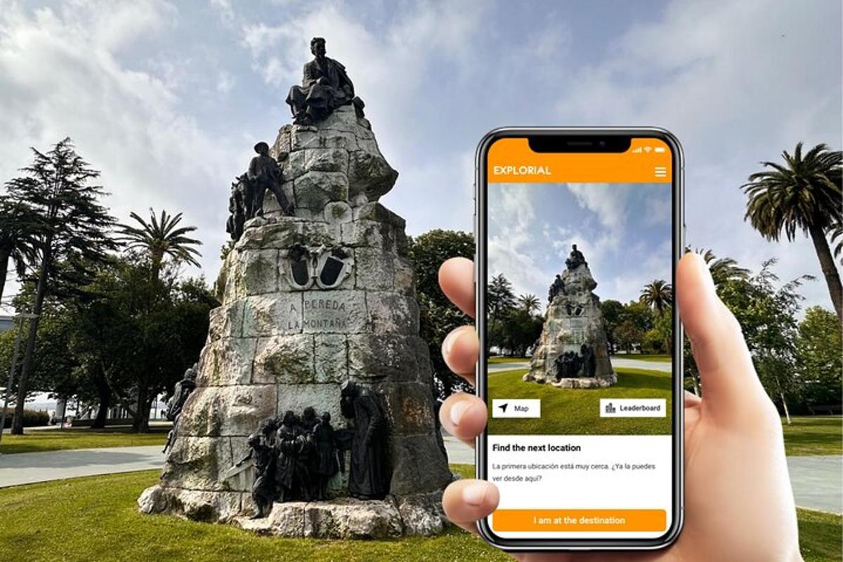 osoba držící mobilní telefon před památníkem
