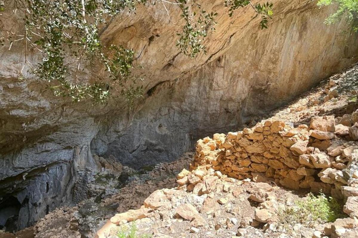 un mucchio di rocce sul fianco di una montagna