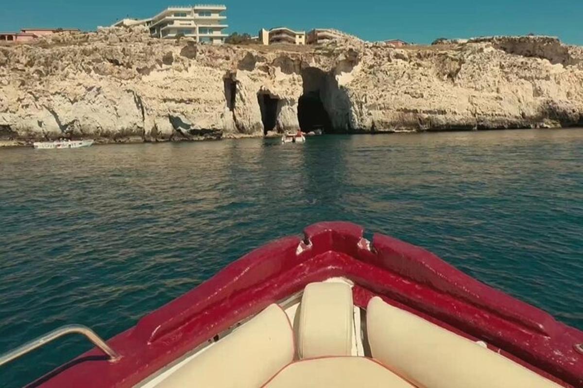 ein Boot vor einer Höhle im Wasser