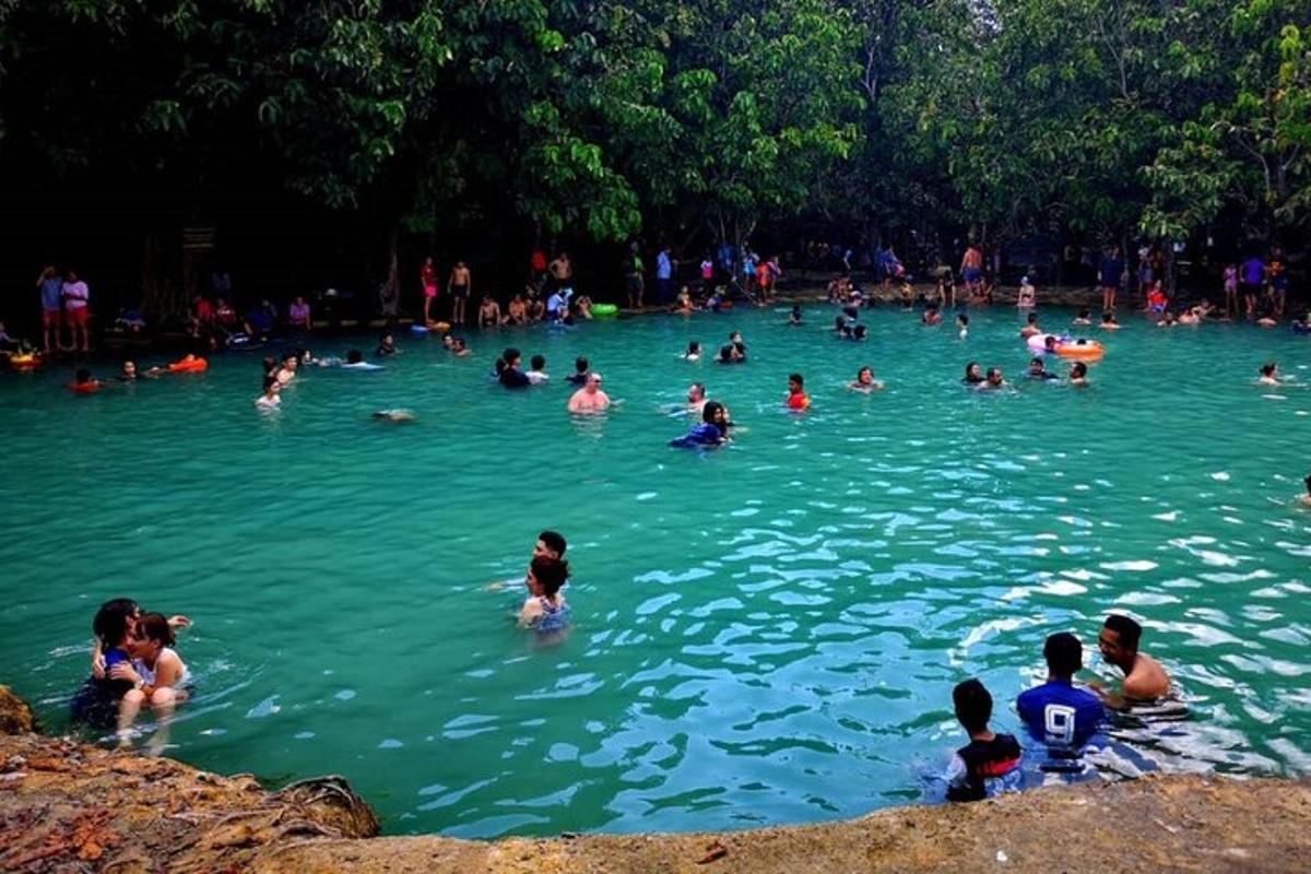 un folto gruppo di persone che nuotano in un lago