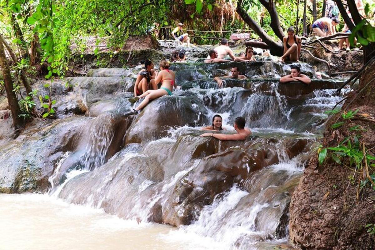 un gruppo di persone sedute sulle rocce in una cascata