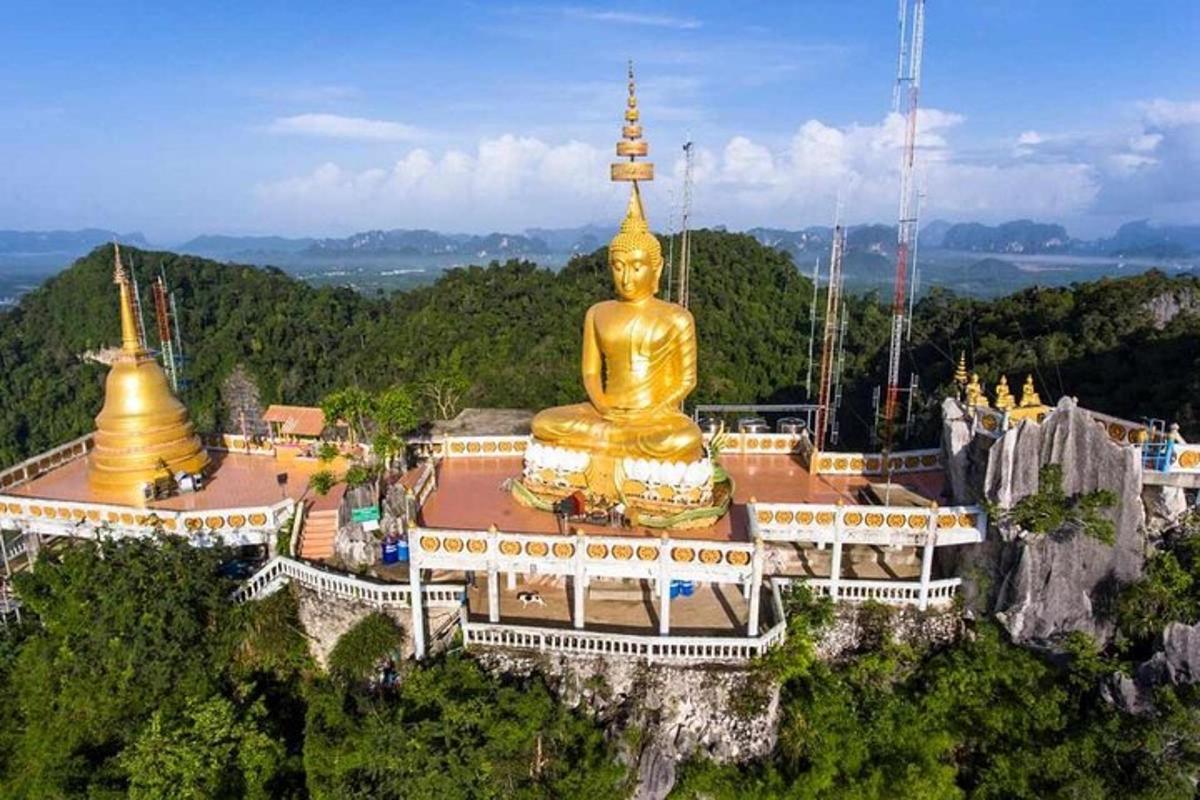 una vista aerea di una grande statua dorata su una montagna