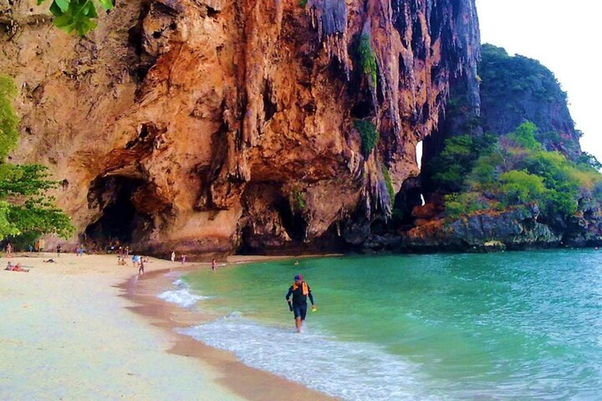 чоловік ходить по воді на пляжі