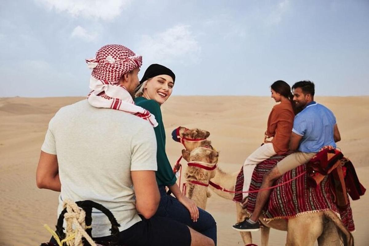 un grup de persones muntant camells al desert