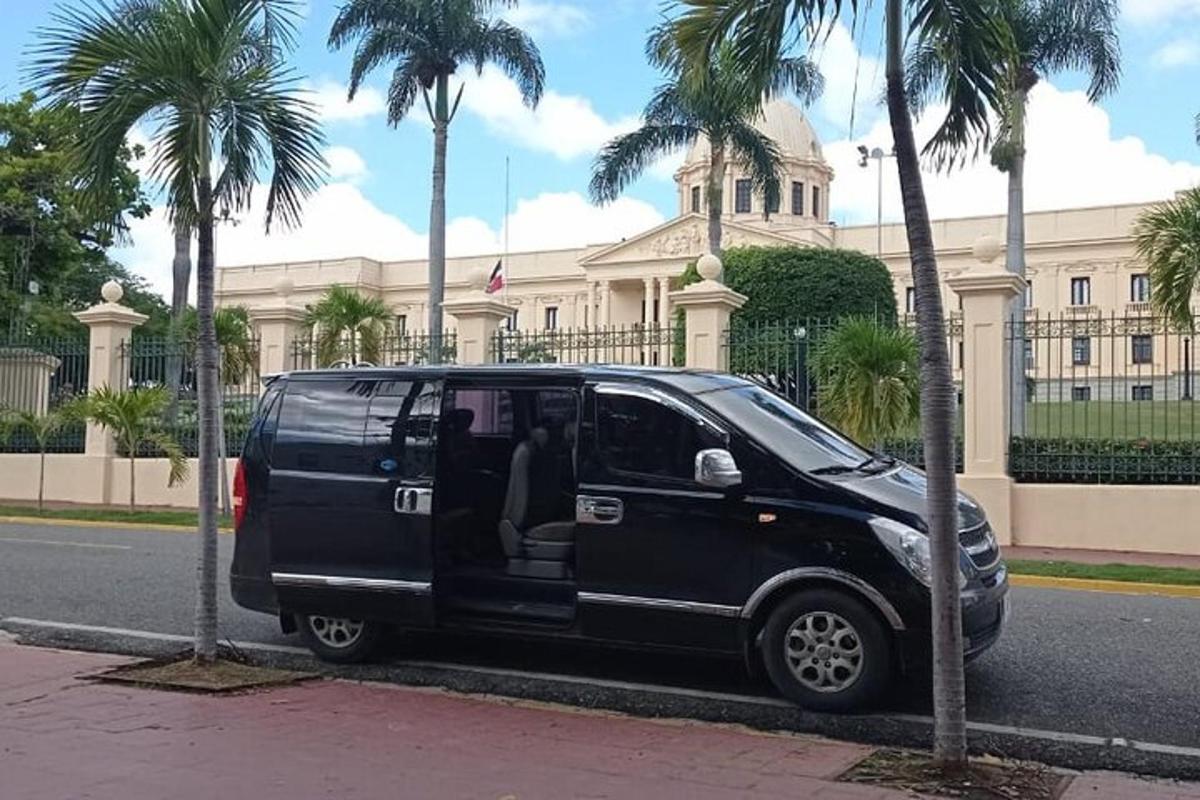 un furgone nero parcheggiato davanti a un edificio con palme