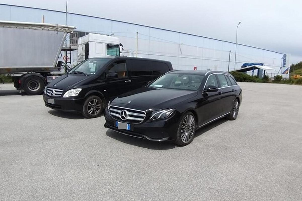 due auto parcheggiate una accanto all'altra in un parcheggio