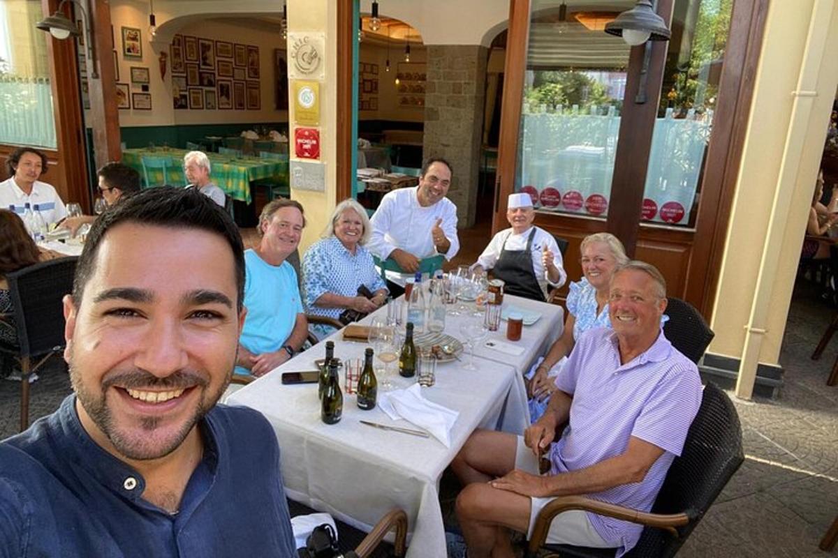 skupina lidí sedících u stolu v restauraci