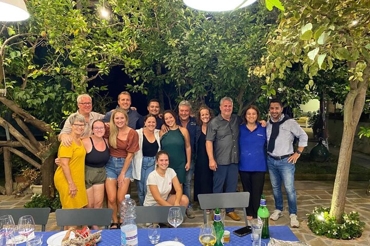 eine Gruppe von Menschen, die für ein Foto posieren