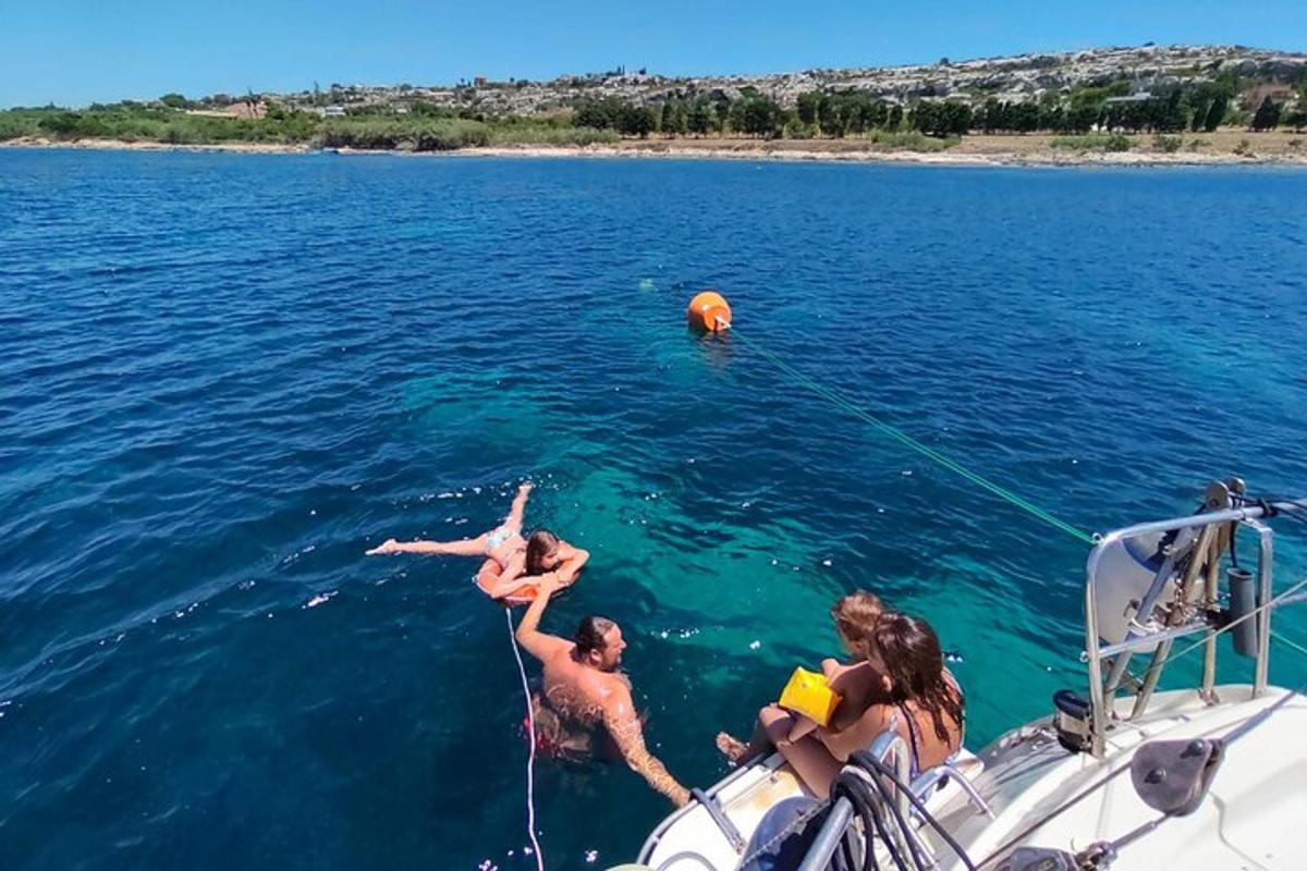 eine Gruppe von Menschen auf einem Boot im Wasser