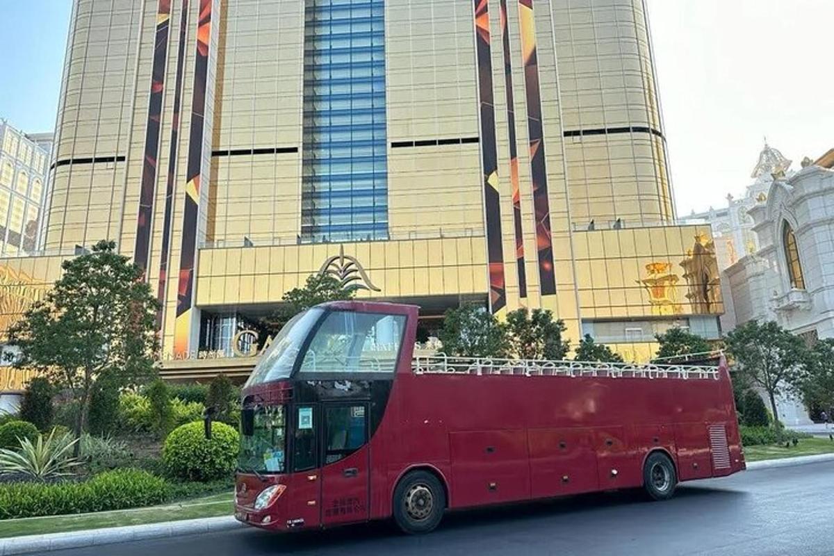 egy piros busz parkolt egy épület előtt