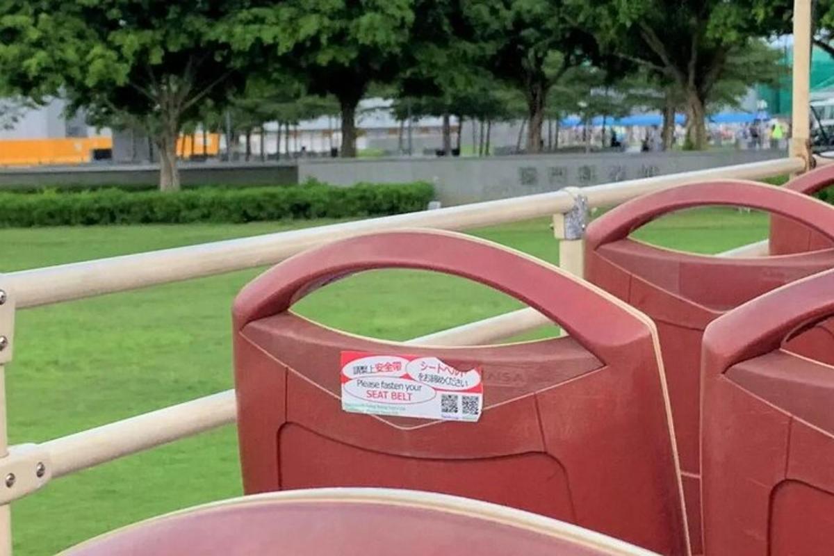 due parchimetri rossi parcheggiati in un parco