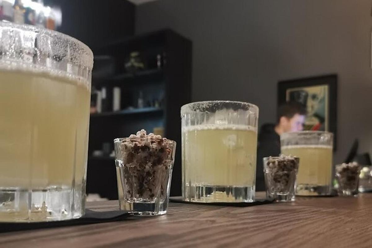 um grupo de copos em cima de uma mesa