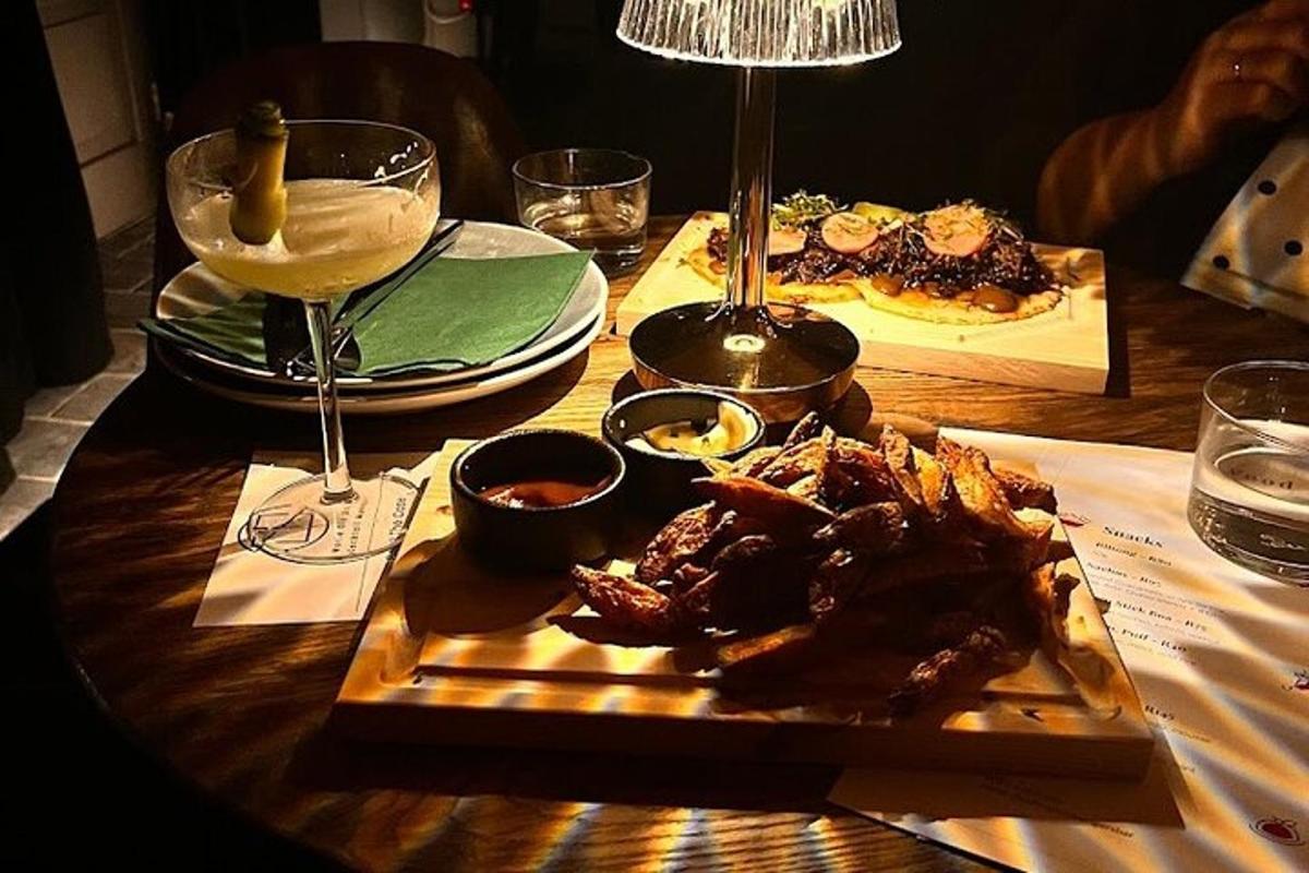 un tavolo di legno con un piatto di cibo sopra