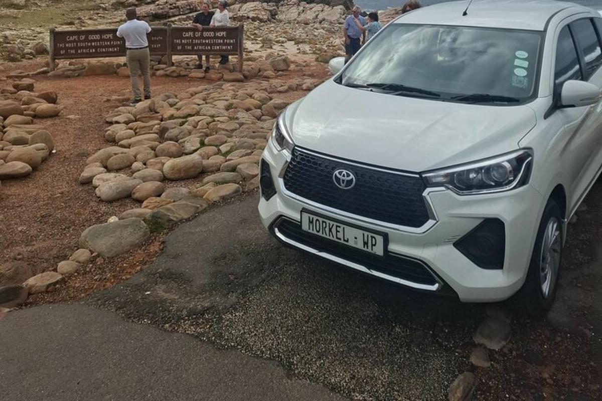 bílé auto zaparkované na kraji silnice