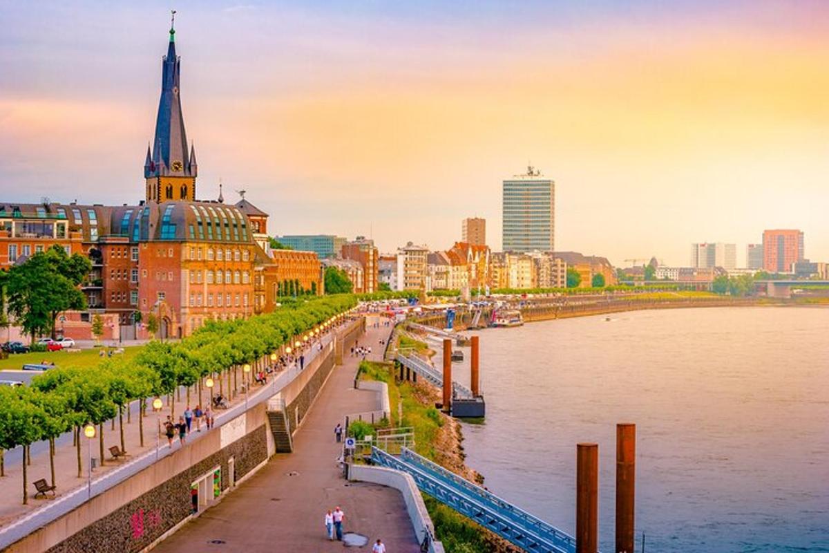 una vista di una città con un fiume e degli edifici