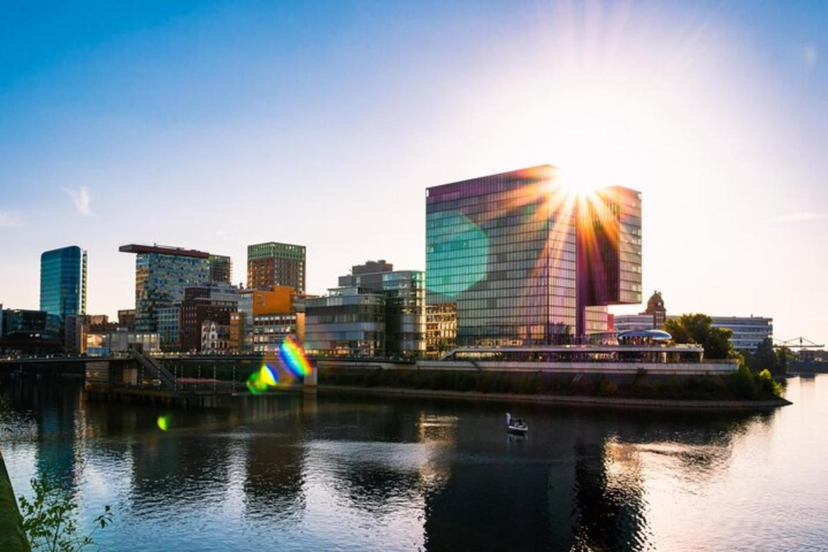 uno skyline di una città con il sole che splende su un edificio