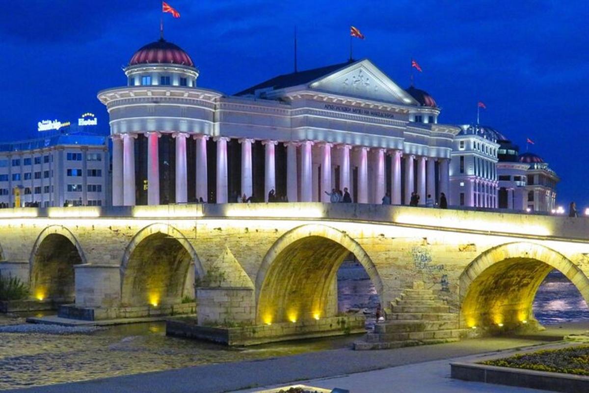 ein großes Gebäude mit einer Brücke davor