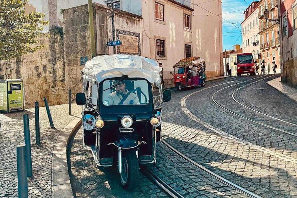 muž řídící malé auto na ulici